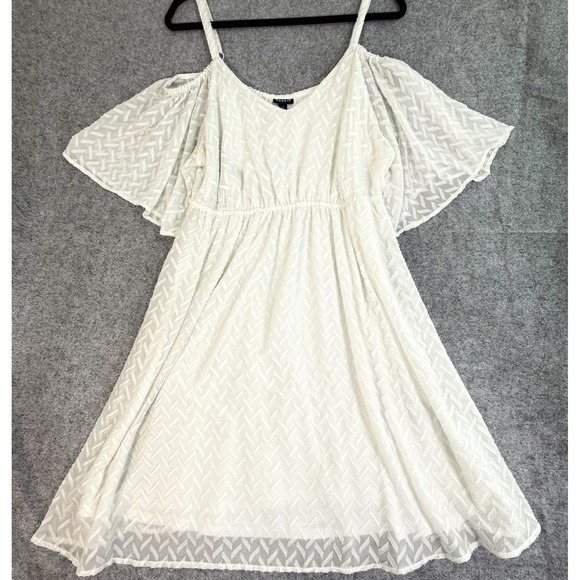 torrid Dresses & Skirts - White Chevron Festival Cold Shoulder Flutter Sleeve A Line Dress Size 1 Boho